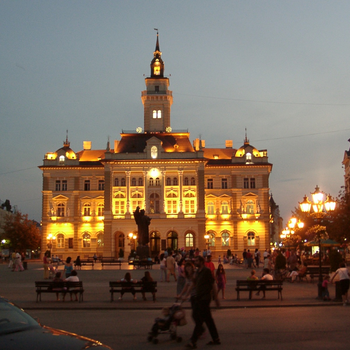 Neusatz Rathaus bei Nacht